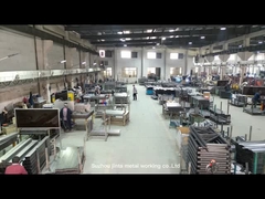 Войдите на фабрику, перемещайтесь между руками робота, почувствуйте очарование науки и технологий!